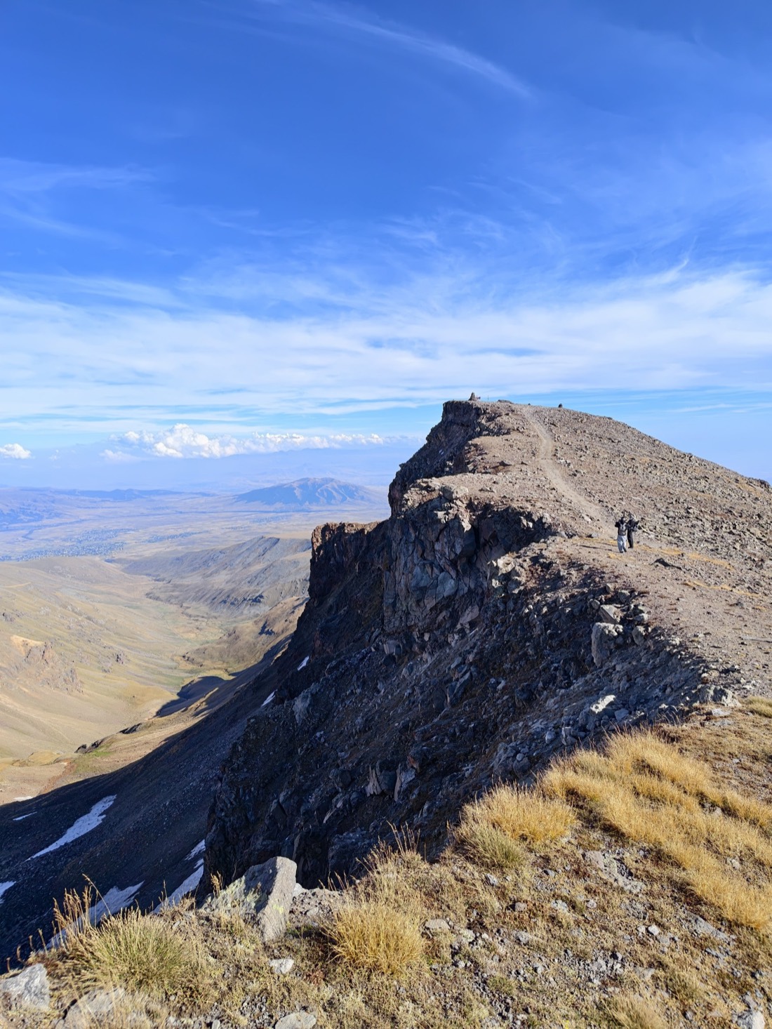 Острый скальный гребень на Арагаце
